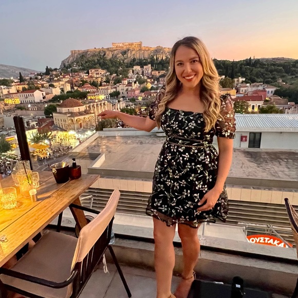 Cute floral dress made by Lulus. Great quality and only worn once. - Picture 2 of 5